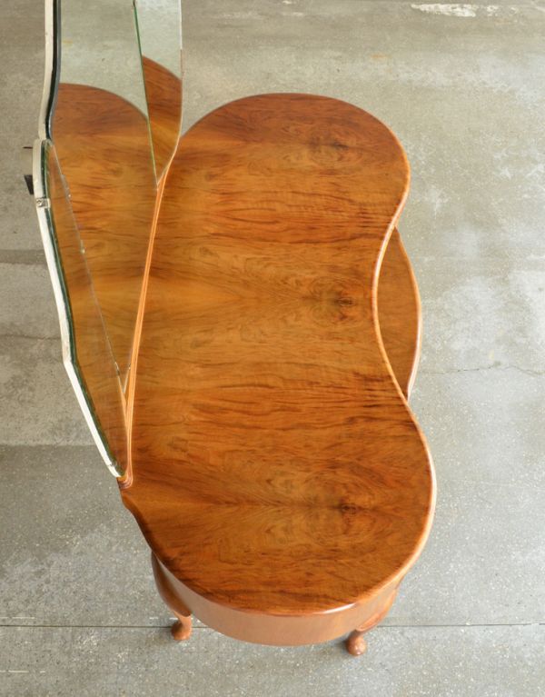 サイドバイサイド　アンティーク家具　美しいアンティークの英国家具、三面鏡のドレッシングテーブル。天板はピカピカです。(k-1012-f)