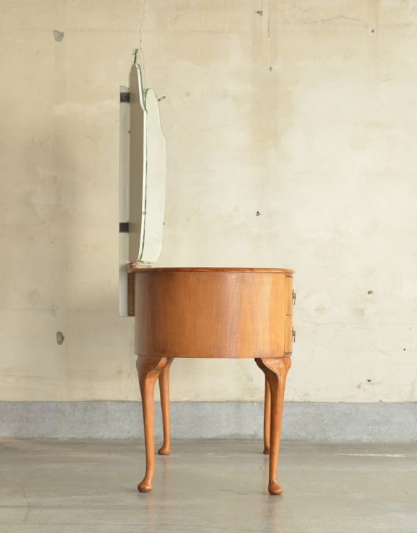 サイドバイサイド　アンティーク家具　美しいアンティークの英国家具、三面鏡のドレッシングテーブル。サイドから見るシルエットも素敵です。(k-1012-f)