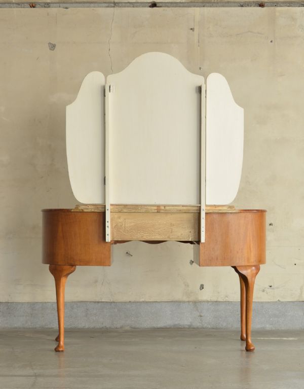 サイドバイサイド　アンティーク家具　美しいアンティークの英国家具、三面鏡のドレッシングテーブル。裏側もキチンと仕上げているので、キレイな状態です。(k-1012-f)