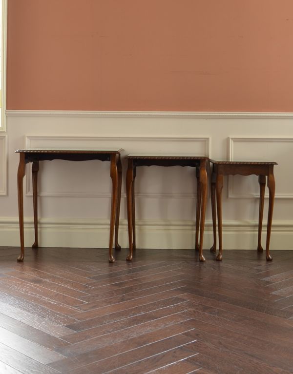 ロイドテーブル アンティーク家具 英国のアンティーク家具、3つセットのコーヒーテーブル(ネストテーブル)。大・中・小サイズのテーブルがセットでお届けします。(k-1013-f)