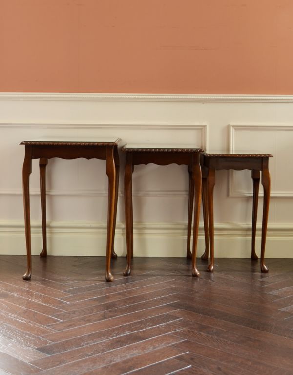 ロイドテーブル アンティーク家具 英国のアンティーク家具、3つセットのコーヒーテーブル(ネストテーブル)。脚にも装飾が。(k-1013-f)