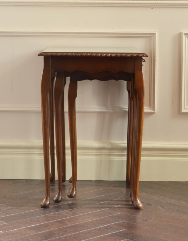 ロイドテーブル アンティーク家具 英国のアンティーク家具、3つセットのコーヒーテーブル(ネストテーブル)。スッキリしまえて、便利。(k-1013-f)