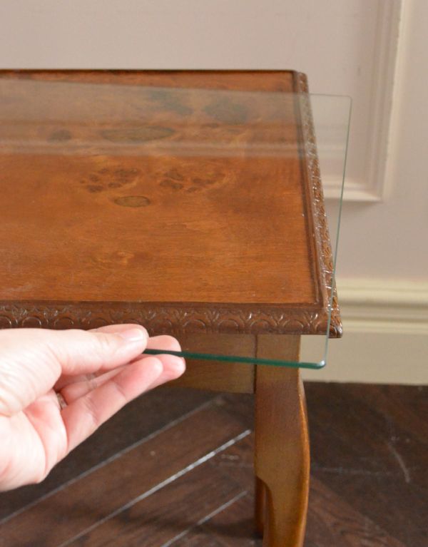 ロイドテーブル アンティーク家具 英国のアンティーク家具、3つセットのコーヒーテーブル(ネストテーブル)。ガラスが入っているので、水拭きでお掃除しやすいです。(k-1013-f)