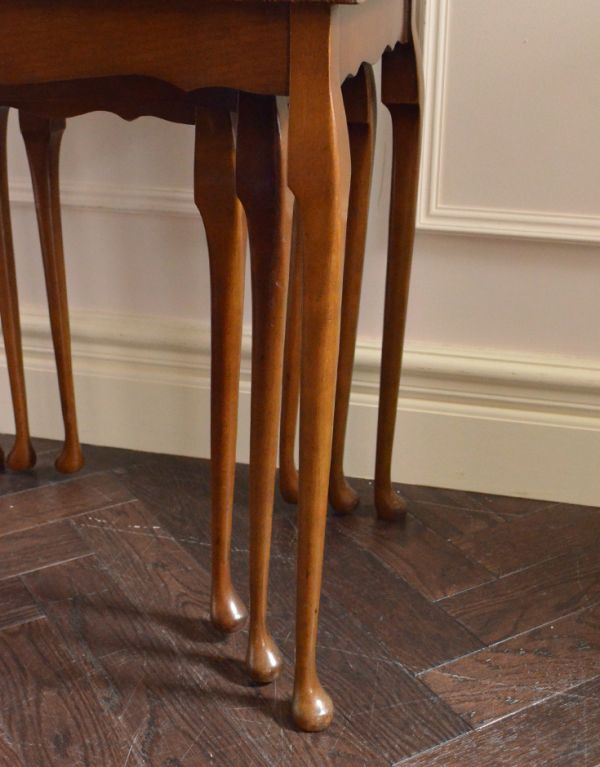 ロイドテーブル アンティーク家具 英国のアンティーク家具、3つセットのコーヒーテーブル(ネストテーブル)。キチンとお直ししてありますので、安定感のある脚です。(k-1013-f)