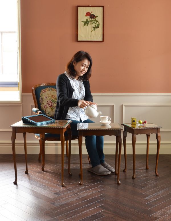 ロイドテーブル アンティーク家具 英国のアンティーク家具、3つセットのコーヒーテーブル(ネストテーブル)。キレイに見えるように計算されて作られています。(k-1013-f)