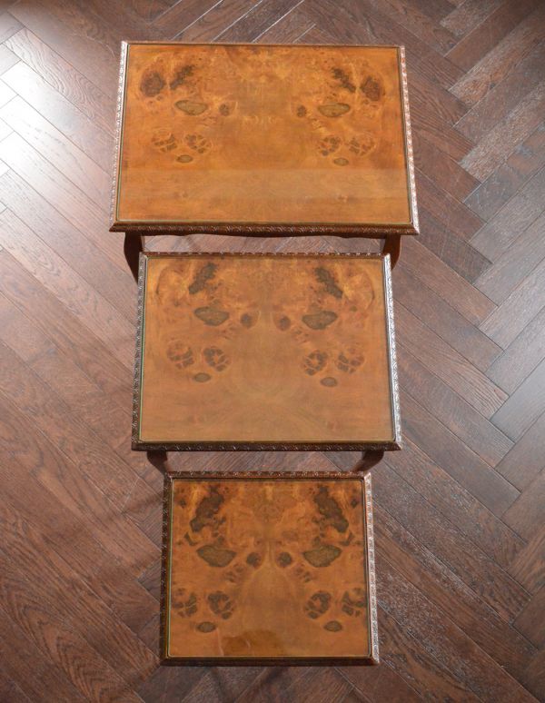 ロイドテーブル アンティーク家具 英国のアンティーク家具、3つセットのコーヒーテーブル(ネストテーブル)。天板もピカピカにお直ししました。(k-1013-f)