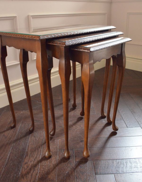 ロイドテーブル アンティーク家具 英国のアンティーク家具、3つセットのコーヒーテーブル(ネストテーブル)。このように美しく、コンパクトになります。(k-1013-f)