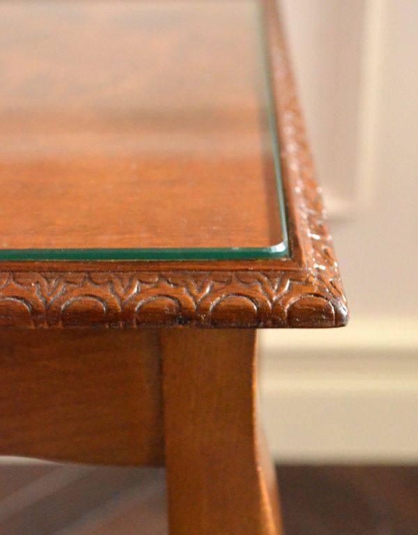 ロイドテーブル アンティーク家具 英国のアンティーク家具、3つセットのコーヒーテーブル(ネストテーブル)。上品な彫りがそれぞれに刻まれています。(k-1013-f)