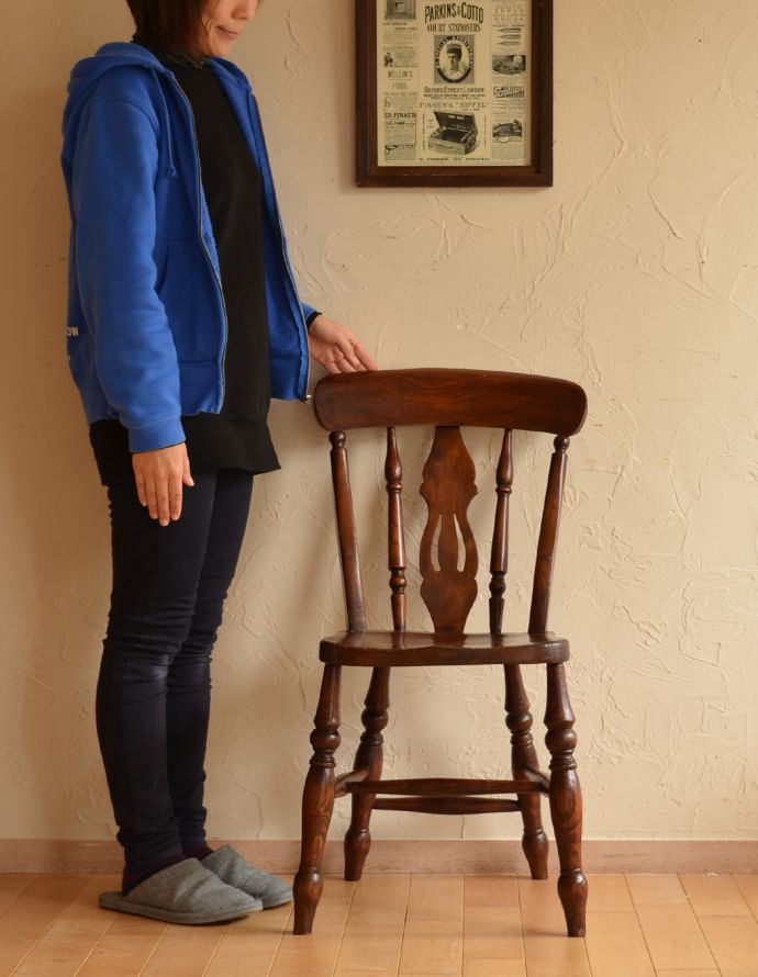板座面　アンティーク チェア　イギリスのアンティークの椅子、お洒落な背もたれのキッチンチェア。見ているだけで楽しくなるキッチンチェア。(k-1014-c)
