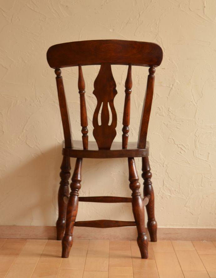 板座面　アンティーク チェア　イギリスのアンティークの椅子、お洒落な背もたれのキッチンチェア。背中から見たときも可愛いキッチンチェアです。(k-1014-c)