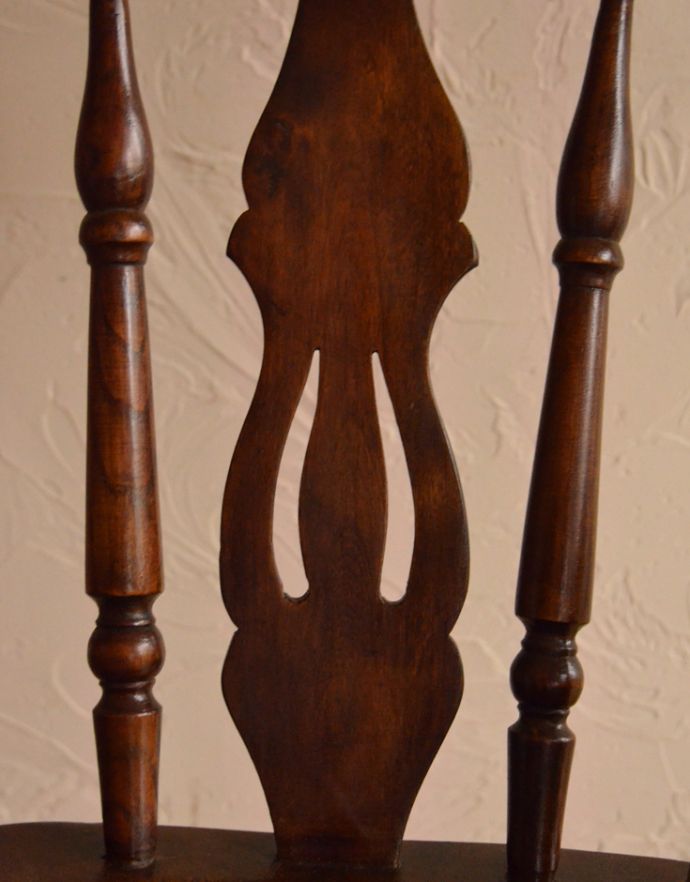 板座面　アンティーク チェア　イギリスのアンティークの椅子、お洒落な背もたれのキッチンチェア。背もたれのくり抜きは、バイオリンをイメージしたものです。(k-1014-c)