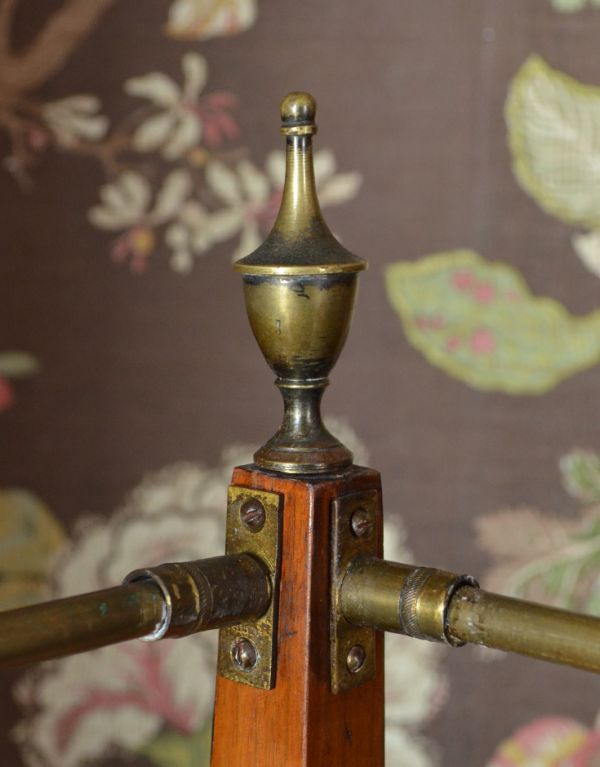 サイドボード　アンティーク家具　ウォルナット材のアンティーク英国家具、コーナーウォッシュスタンド。トップには繊細な装飾があります。(k-1014-f)