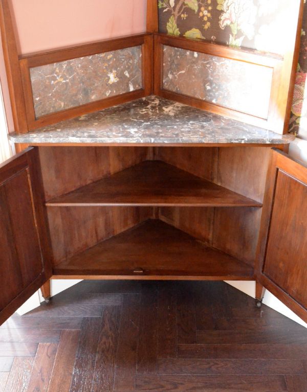 サイドボード　アンティーク家具　ウォルナット材のアンティーク英国家具、コーナーウォッシュスタンド。扉の中は広い収納になっています。(k-1014-f)