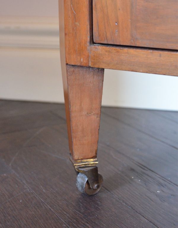 サイドボード　アンティーク家具　ウォルナット材のアンティーク英国家具、コーナーウォッシュスタンド。きちんと調整したので、新しいものと比べるとスムーズではありませんが、ちゃんと動きます。(k-1014-f)