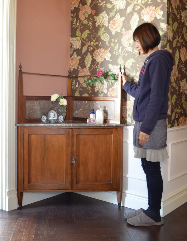 サイドボード　アンティーク家具　ウォルナット材のアンティーク英国家具、コーナーウォッシュスタンド。ジャーや電話機などの家電を置いても自然になじみます。(k-1014-f)