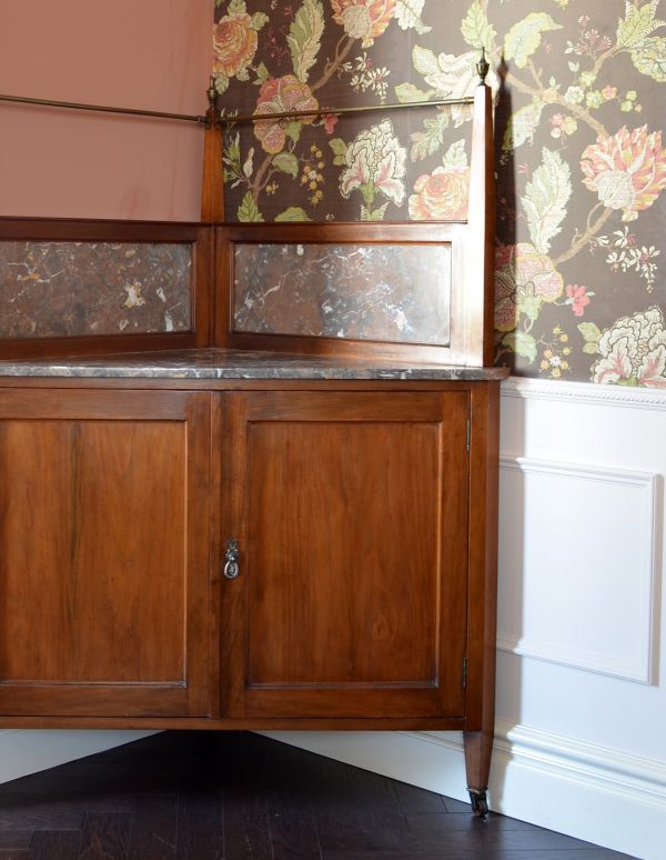 サイドボード　アンティーク家具　ウォルナット材のアンティーク英国家具、コーナーウォッシュスタンド。女性らしい温かみがあります。(k-1014-f)