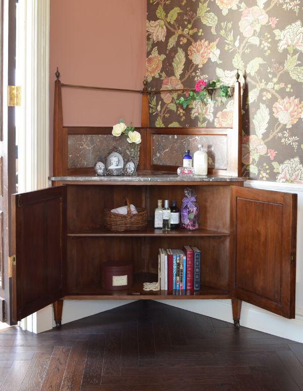 サイドボード　アンティーク家具　ウォルナット材のアンティーク英国家具、コーナーウォッシュスタンド。扉の中は、棚板が１枚付いています。(k-1014-f)