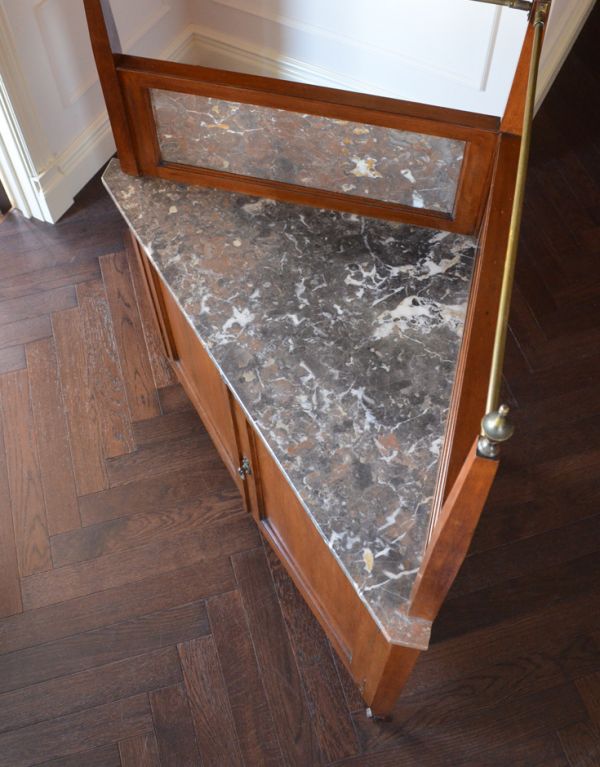 サイドボード　アンティーク家具　ウォルナット材のアンティーク英国家具、コーナーウォッシュスタンド。天板もキレイな天然大理石が割れずに到着しました。(k-1014-f)