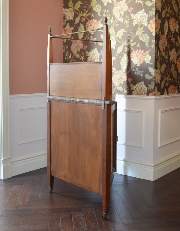 サイドボード　アンティーク家具　ウォルナット材のアンティーク英国家具、コーナーウォッシュスタンド。奥行きはそれほどないので、お部屋に圧迫感もなく使いやすいです。(k-1014-f)