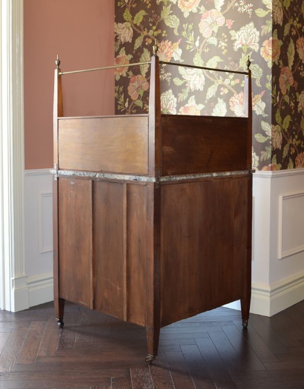 サイドボード　アンティーク家具　ウォルナット材のアンティーク英国家具、コーナーウォッシュスタンド。きちんとメンテナンスしているので、裏側もキレイな状態です。(k-1014-f)