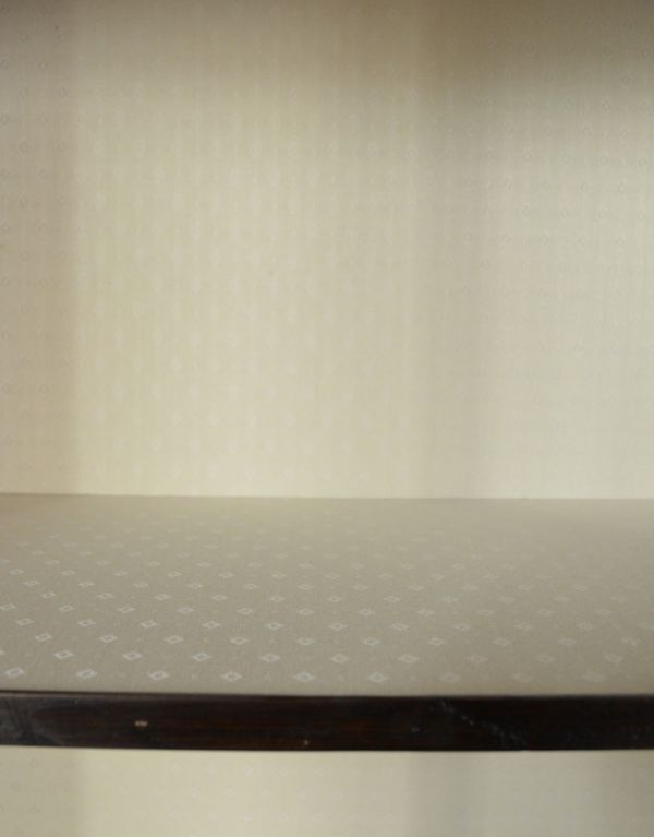 アンティークのキャビネット　アンティーク家具　ステンドグラスが入ったアンティーク家具、キレイなガラスキャビネット。柄物の食器やお気に入りのアイテムが引き立つようにシンプルな生地に新しく張り替えています。(k-1015-f)