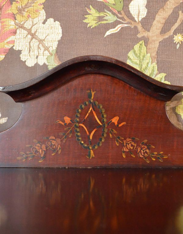 アンティークのキャビネット　アンティーク家具　ステンドグラスが入ったアンティーク家具、キレイなガラスキャビネット。素敵な装飾ですよね〜！女性心をくすぐるデザインが気に入っています。(k-1015-f)