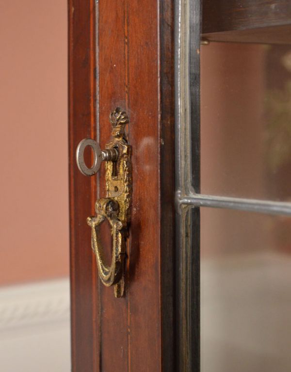 アンティークのキャビネット　アンティーク家具　ステンドグラスが入ったアンティーク家具、キレイなガラスキャビネット。鍵は使えます。(k-1015-f)