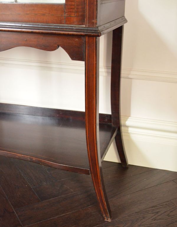 アンティークのキャビネット　アンティーク家具　ステンドグラスが入ったアンティーク家具、キレイなガラスキャビネット。安定感のある脚がしっかり支えます。(k-1015-f)