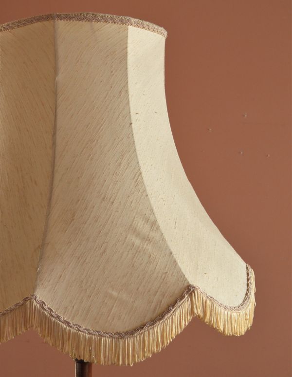 スタンドライト　照明・ライティング　イギリスのアンティークスタンド照明、布シェードのフロアランプ。華やかな布シェードです。(k-1016-f)