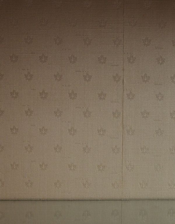 アンティークのキャビネット アンティーク家具 イギリスのアンティーク家具、飾って楽しむガラスのショーケース。柄物の食器やお気に入りのアイテムが引き立つような生地になっています。(k-1020-f)