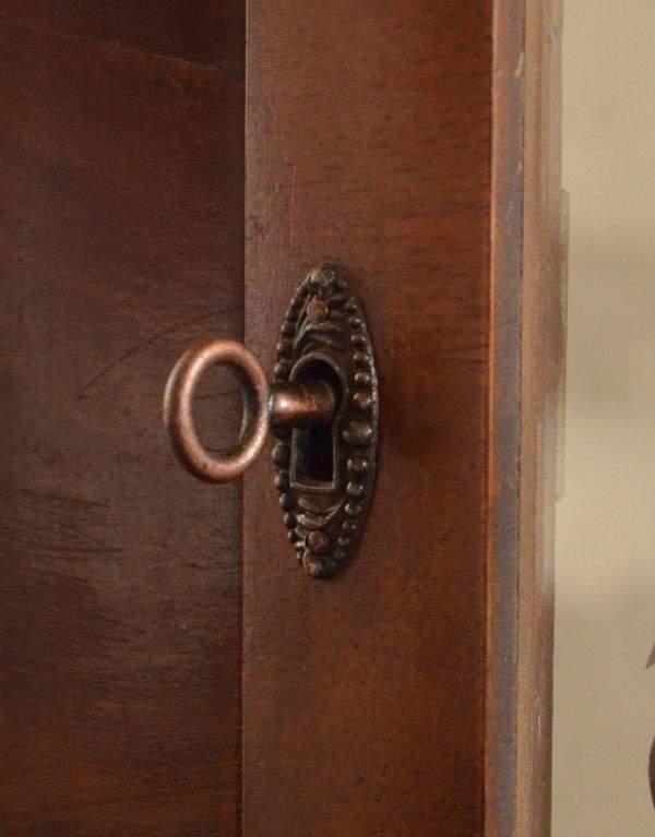 アンティークのキャビネット アンティーク家具 イギリスのアンティーク家具、飾って楽しむガラスのショーケース。扉の取っ手は、鍵を引っ掛けて開閉して下さいね。(k-1020-f)