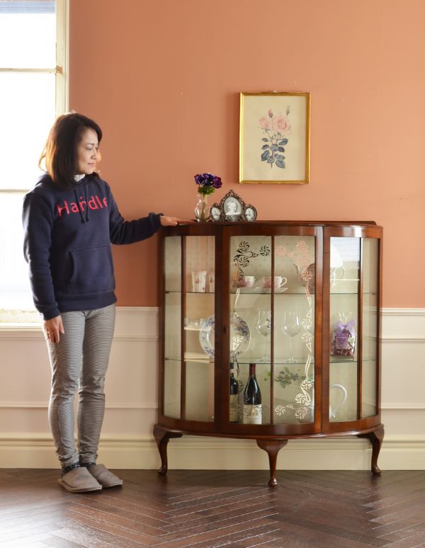 アンティークのキャビネット アンティーク家具 イギリスのアンティーク家具、飾って楽しむガラスのショーケース。ショーケースのように、お気に入りの雑貨や食器を並べてみましょう。(k-1020-f)