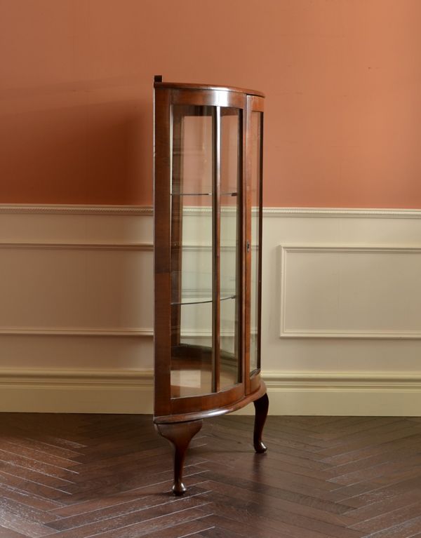 アンティークのキャビネット アンティーク家具 イギリスのアンティーク家具、飾って楽しむガラスのショーケース。サイドもガラス貼りが涼しげでスッキリしています。(k-1020-f)