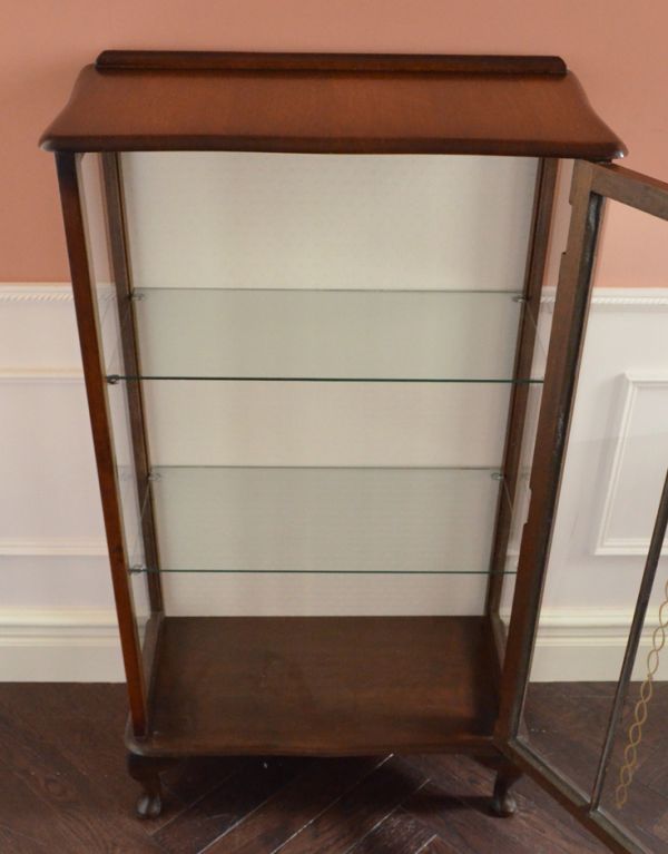 アンティーク家具　エレガントなアンティーク家具、煌びやかなガラスキャビネット。１枚の扉なので、扉を開いたときも美しいです。(k-1021-f)