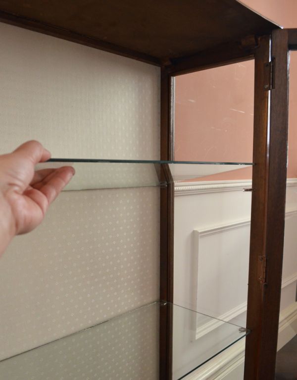 アンティーク家具　エレガントなアンティーク家具、煌びやかなガラスキャビネット。ガラスの棚板は可動です。(k-1021-f)