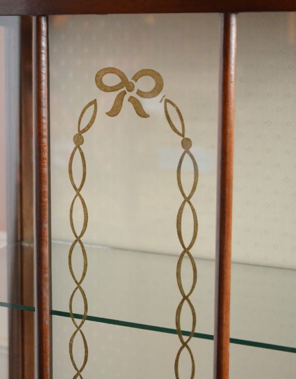 アンティーク家具　エレガントなアンティーク家具、煌びやかなガラスキャビネット。ガラスもアンティークならでは。(k-1021-f)