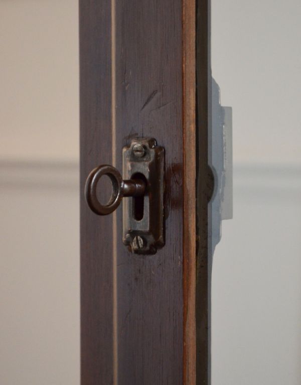 アンティーク家具　エレガントなアンティーク家具、煌びやかなガラスキャビネット。鍵は使えます。(k-1021-f)