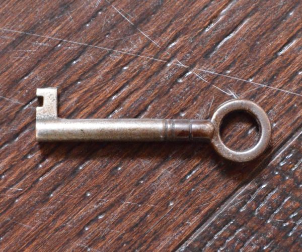 アンティーク家具　エレガントなアンティーク家具、煌びやかなガラスキャビネット。アンティークの可愛い鍵です。(k-1021-f)