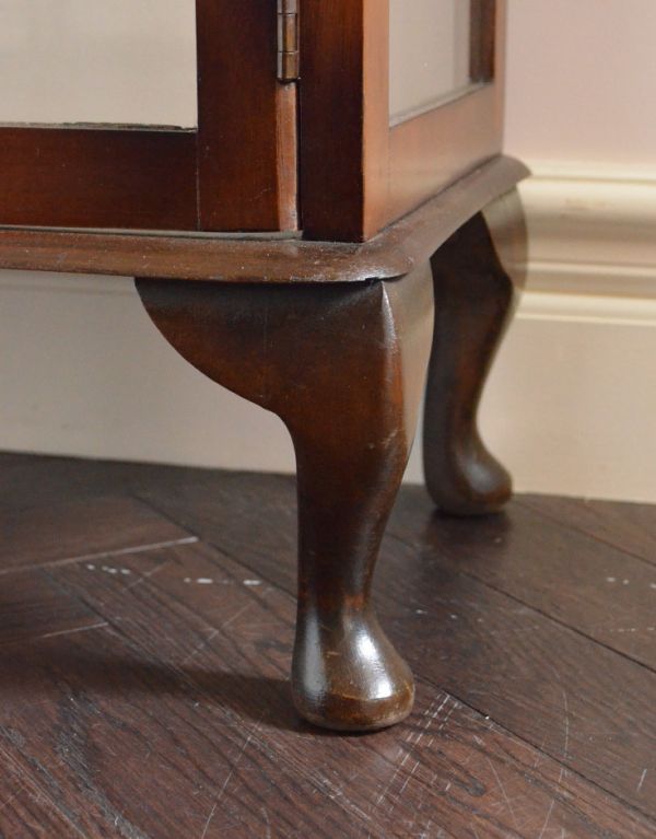 アンティーク家具　エレガントなアンティーク家具、煌びやかなガラスキャビネット。安定感のある脚がしっかり支えます。(k-1021-f)