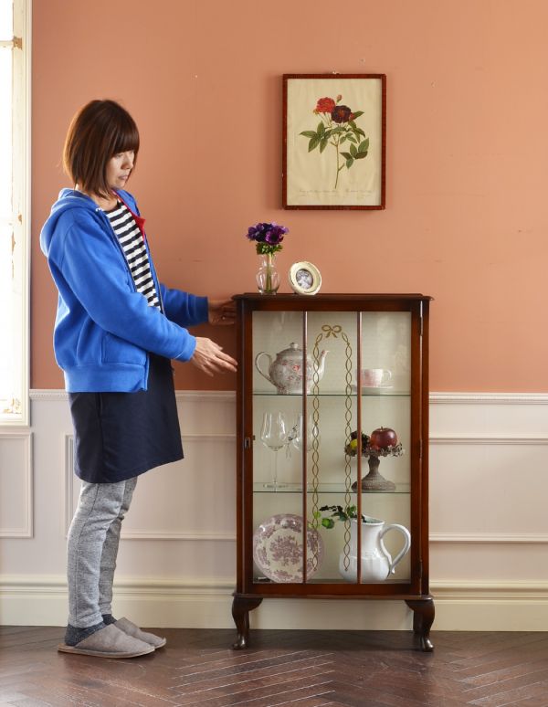 アンティーク家具　エレガントなアンティーク家具、煌びやかなガラスキャビネット。コンパクトなサイズなので、いろんな場所で使っていただけますよ。(k-1021-f)