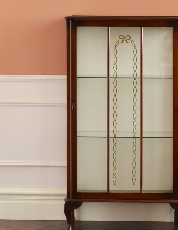 アンティーク家具　エレガントなアンティーク家具、煌びやかなガラスキャビネット。アンティークのガラスがキレイにはめ込んであります。(k-1021-f)