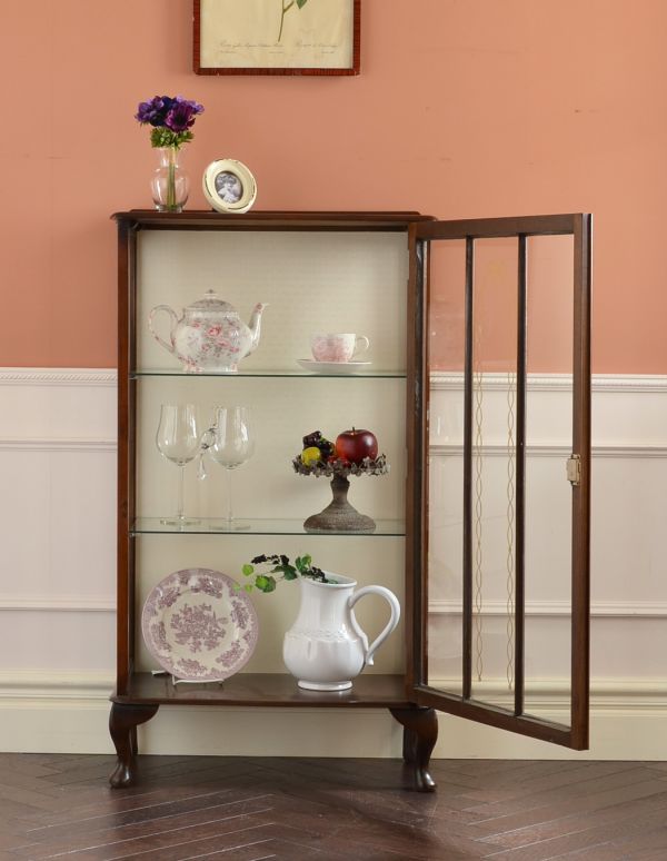 アンティーク家具　エレガントなアンティーク家具、煌びやかなガラスキャビネット。食器や写真立て、本やDVDなどなど、たくさん飾ればディスプレイの幅が広がります！ガラスが大きいので、中に飾ったものがいい感じに見えてオシャレになります。(k-1021-f)