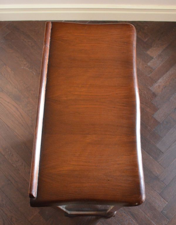 アンティーク家具　エレガントなアンティーク家具、煌びやかなガラスキャビネット。天板もピカピカにお直ししました。(k-1021-f)