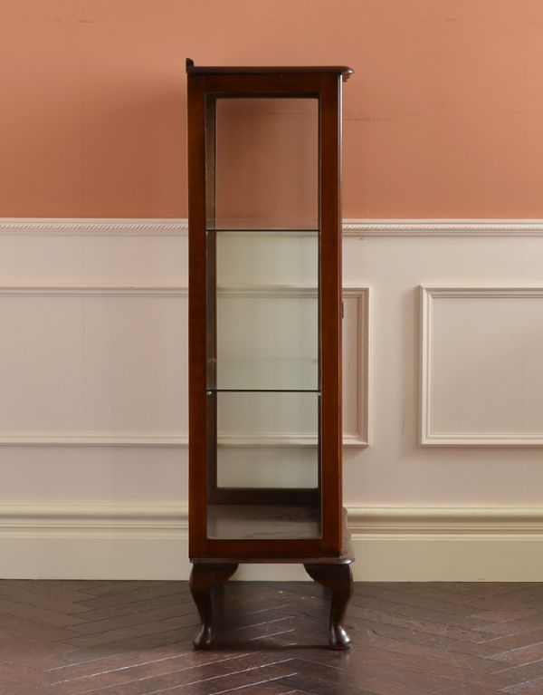 アンティーク家具　エレガントなアンティーク家具、煌びやかなガラスキャビネット。サイドもガラスなので、どこから見ても美しいです！しっかり作られているので、安心してお使いいただけます。(k-1021-f)