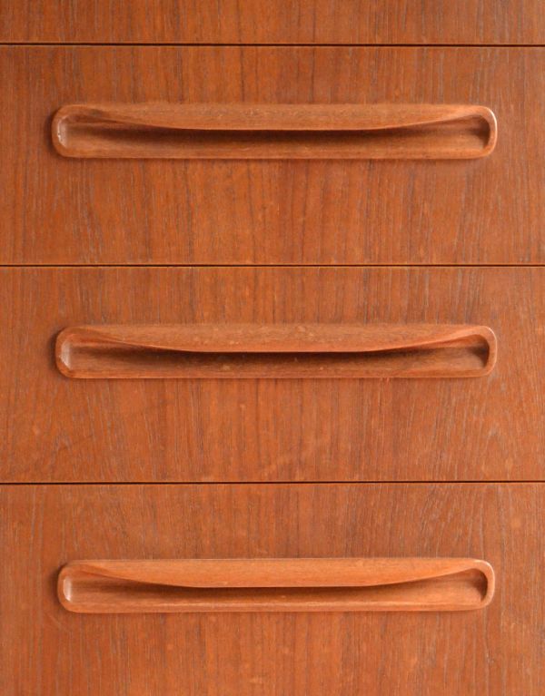 アンティーク家具　ビンテージの北欧インテリア、G-PLANの６段チェスト。G-PLANらしいシンプルかつ使いやすい取っ手です。(k-1022-f)