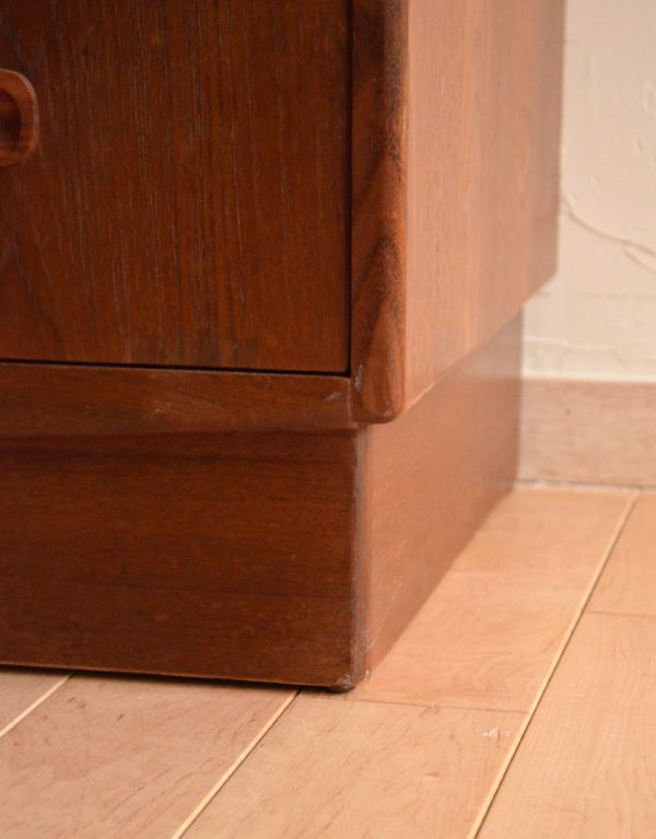 アンティーク家具　ビンテージの北欧インテリア、G-PLANの６段チェスト。脚は床に付いたデザインです。(k-1022-f)