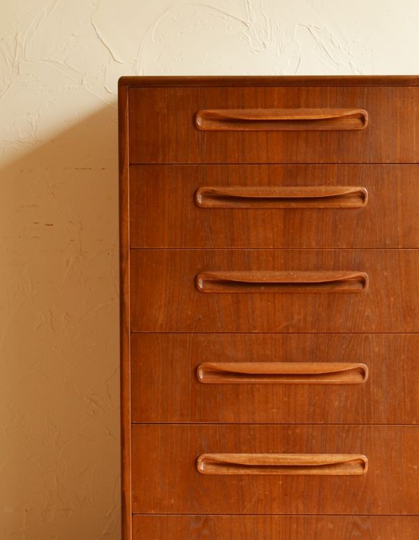 アンティーク家具　ビンテージの北欧インテリア、G-PLANの６段チェスト。リビングで電話などの置き場所として使っても最適です。(k-1022-f)