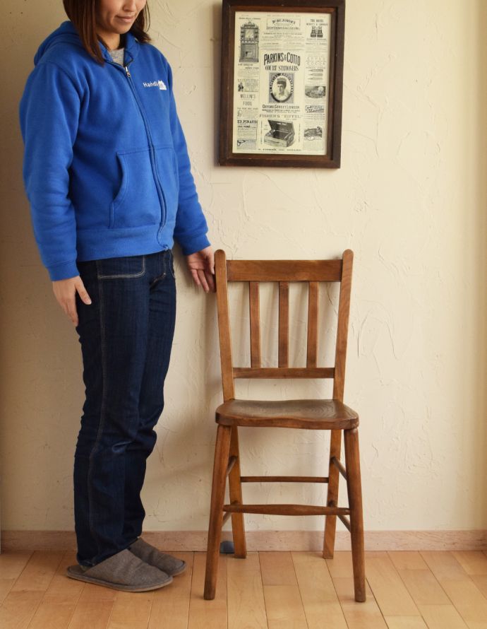 板座面　アンティーク チェア　木製の可愛いスクールチェア、アンティーク椅子。どこか懐かしさを感じるデザインとシンプルさがスクールチェアの魅力です！（モデルの身長は160cmです）。(k-1023-c)