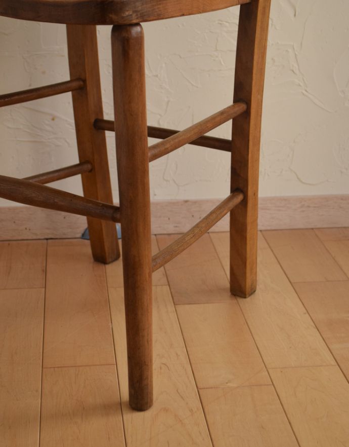 板座面　アンティーク チェア　木製の可愛いスクールチェア、アンティーク椅子。きちんとお直ししていますので、大柄な男性でも安心してお掛け下さい。(k-1023-c)