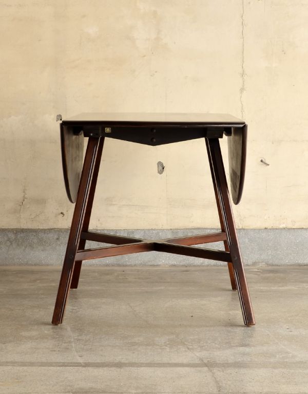 アンティーク家具 アンティークのアーコール家具、ドロップリーフダイニングテーブル。パタンと閉じればコンパクトになるので、持ち運びもラクラク。(k-1024-f)